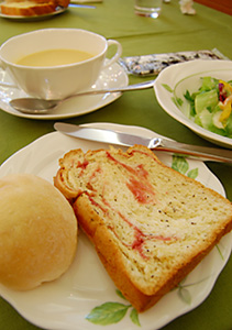 ラズベリーのパンとシンプルな白パン、サラダとスープ